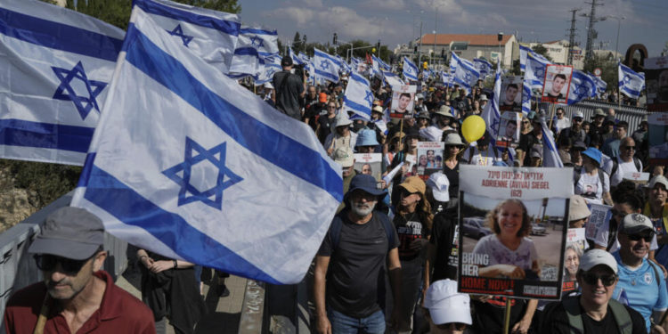 Manifestante de Israel marchan tras rehenes retenidos en la Franja de Gaza