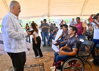 Entrega Carlos Merino premios Estatal del Deporte y al Mérito Deportivo Tabasqueño 2023