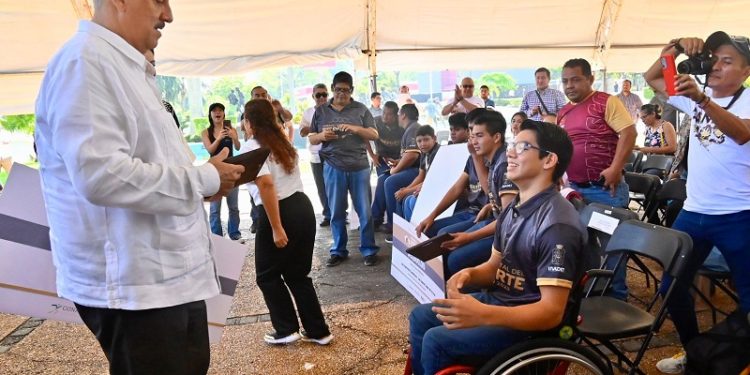 Entrega Carlos Merino premios Estatal del Deporte y al Mérito Deportivo Tabasqueño 2023