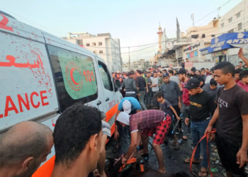Convoy de ambulancias es bombardeado en Gaza