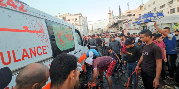 Convoy de ambulancias es bombardeado en Gaza