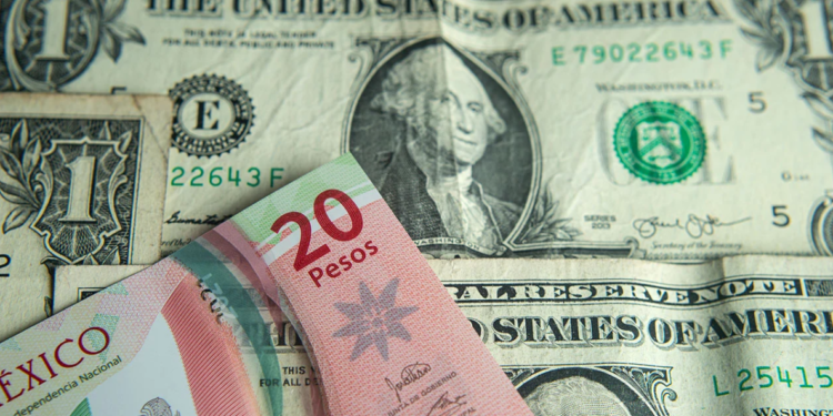 El peso mexicano retrocedió en el inicio de la jornada y dólar arranca en 17.36
