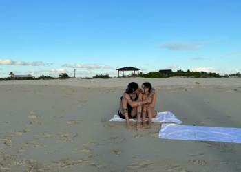 Comparte Peso Pluma fotos abrazando a Nicki Nicole en la playa