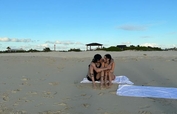 Comparte Peso Pluma fotos abrazando a Nicki Nicole en la playa