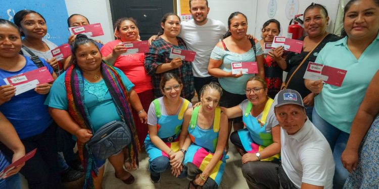 A ras de piso, atiende Pablo Bustamante a beneficiari@s de los Programas del Bienestar