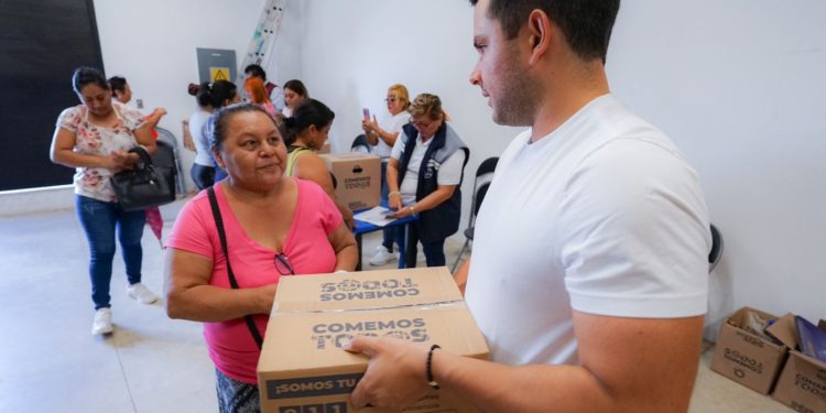 A ras de piso, atiende Pablo Bustamante a mujeres y familias cancunenses