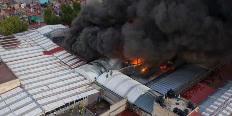 Incendio en bodega de Tepito es extinguida en su totalidad