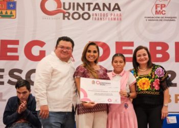 De manera histórica, entrega Mara Lezama mil 442 becas para estudiantes de Cozumel