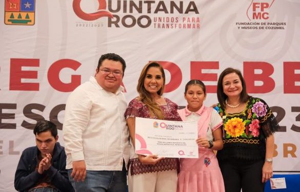 De manera histórica, entrega Mara Lezama mil 442 becas para estudiantes de Cozumel