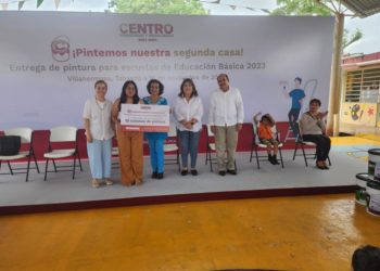 Mejora Centro entornos escolares en nivel básico con entrega de 537 cubetas de pintura