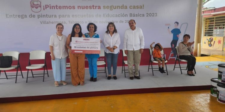 Mejora Centro entornos escolares en nivel básico con entrega de 537 cubetas de pintura