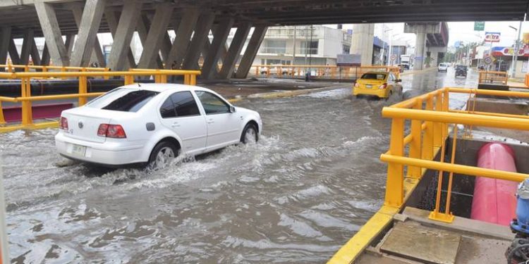 Se forma socavón en el Distribuidor Vial de Universidad en Villahermosa