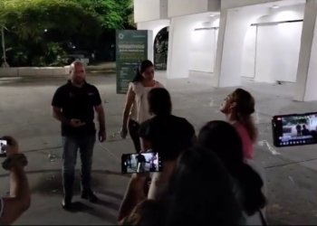 Madres buscadores reciben a huevazos al titular de Seguridad en el Palacio municipal de Cancún