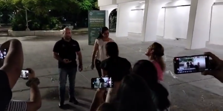 Madres buscadores reciben a huevazos al titular de Seguridad en el Palacio municipal de Cancún