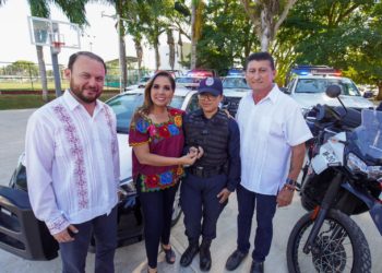 Entrega Mara Lezama patrullas para la seguridad en Bacalar en beneficio de la ciudadanía