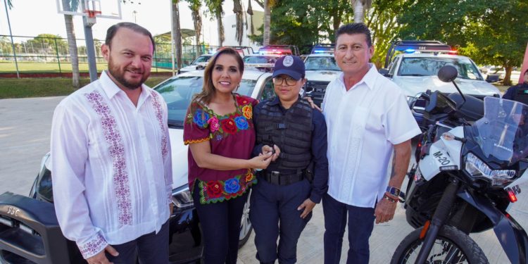 Entrega Mara Lezama patrullas para la seguridad en Bacalar en beneficio de la ciudadanía