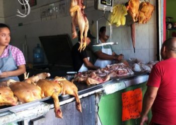 Preparan locatarios alza de precios en pollos, cerdo y pavos