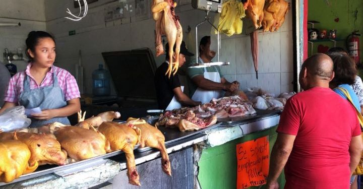 Preparan locatarios alza de precios en pollos, cerdo y pavos