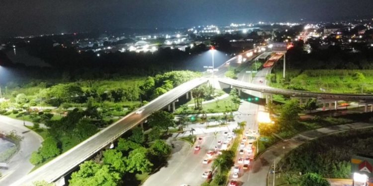 Inaugura el Gobierno de Centro alumbrado con súper postes en el distribuidor vial La Pigua