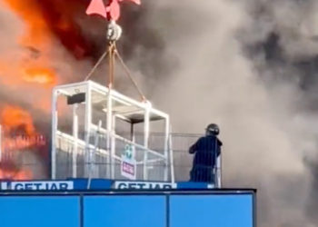 Incendio en un edificio de Reino Unido deja atrapado a un empleado