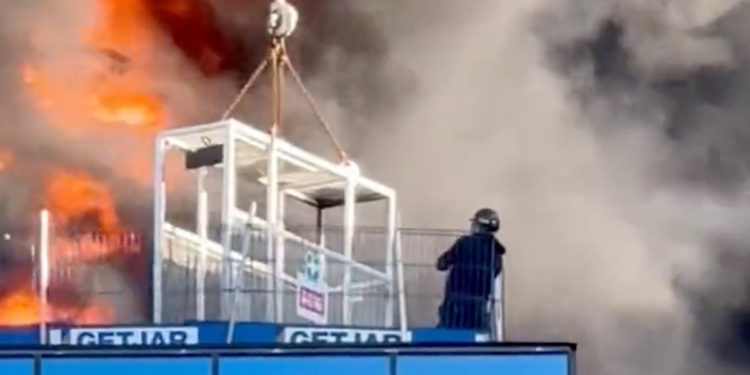 Incendio en un edificio de Reino Unido deja atrapado a un empleado