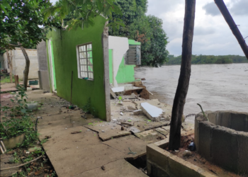 Continua el deslave en El Cedral, a punto de caer casas al río