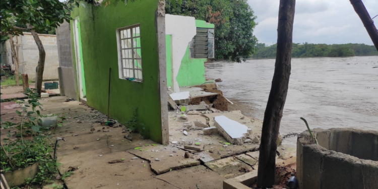 Continua el deslave en El Cedral, a punto de caer casas al río