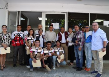 Entrega SECOES primeros distintivos del Programa Excelencia en el Servicio Público