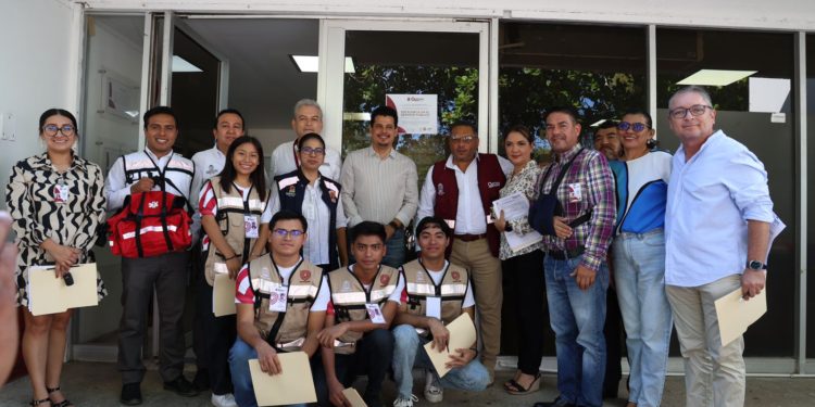 Entrega SECOES primeros distintivos del Programa Excelencia en el Servicio Público