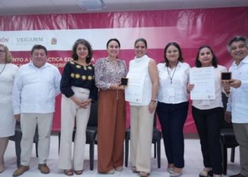 Entregan reconocimientos a maestras y maestros destacados por sus prácticas educativas