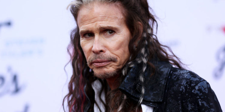 Steve Tyler, vocalista de la banda Aerosmith es demandado por agresión sexual