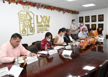 Desea Comisión Permanente felices fiestas decembrinas