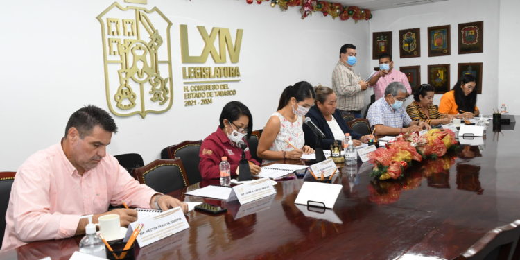 Desea Comisión Permanente felices fiestas decembrinas