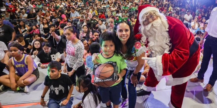 Lleva Ana Paty Peralta la magia de la navidad a la Supermanzana 95