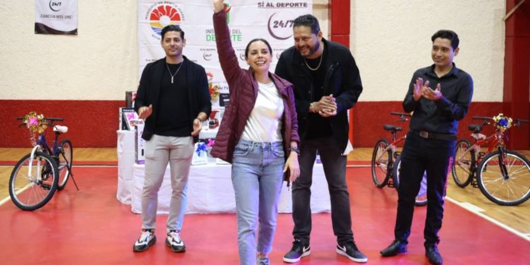 Celebra Ana Paty Peralta con promotores deportivos
