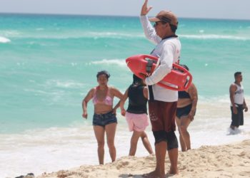 Refuerzan vigilancia a bañistas en playas cancunenses