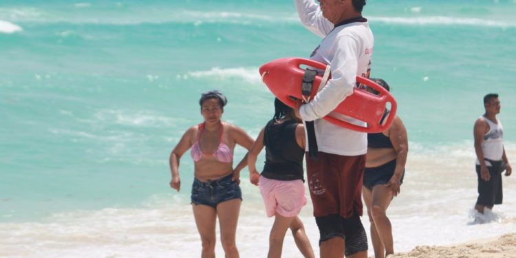 Refuerzan vigilancia a bañistas en playas cancunenses