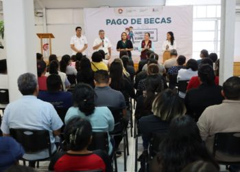 Entrega gobierno municipal primer pago de becas del ciclo escolar 2023-2024