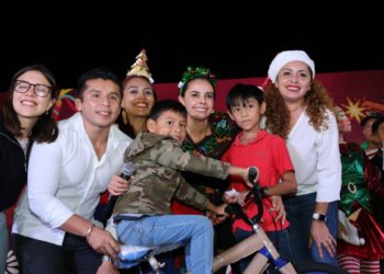 Comparte Ana Paty Peralta el espíritu navideño en Bonfil