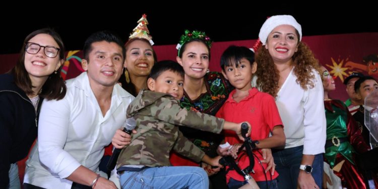 Comparte Ana Paty Peralta el espíritu navideño en Bonfil
