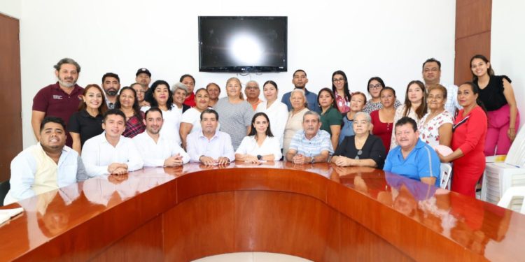Ana Paty Peralta se reunión con los integrantes del Comisariado de Bonfil
