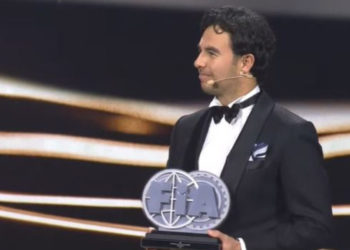 Checo Pérez recibe premio como subcampeón de la F1 en la Gala de la FIA