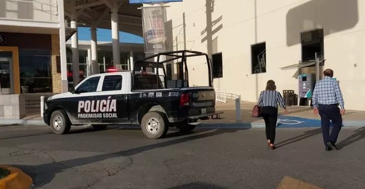 Fallece hombre de la tercera edad en Plaza Outlet de Cancún