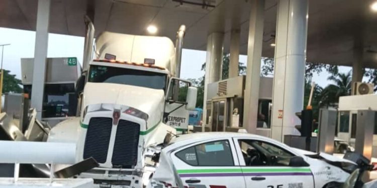 Trágico accidente en caseta de cobro de la Villahermosa – Macuspana