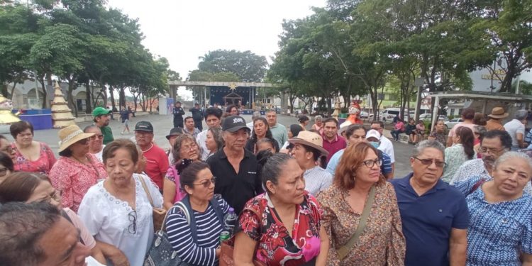 Jubilados advierten que acudirán a la «Mañanera» de AMLO por descuento del ISR en aguinaldo