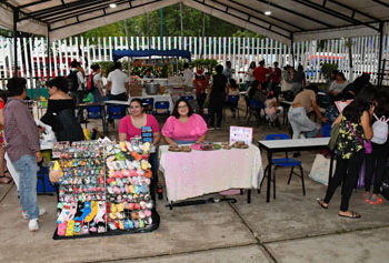 Mercadito Juchimán navideño promueve emprendimiento de estudiantes