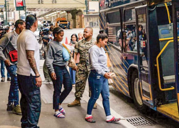 Colapsan ciudades demócratas por autobuses de migrantes