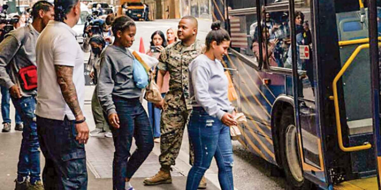 Colapsan ciudades demócratas por autobuses de migrantes