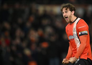 El capitán del Luton sale del Hospital tras una parada cardíaca en pleno partido