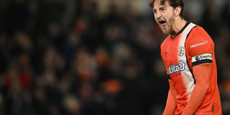 El capitán del Luton sale del Hospital tras una parada cardíaca en pleno partido